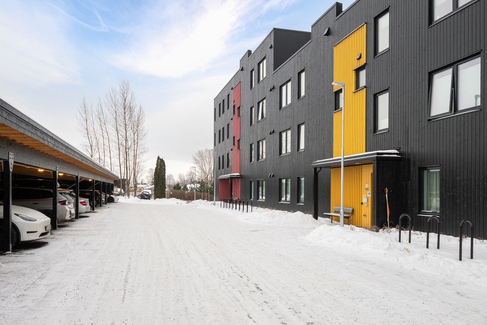 Leiligheten disponerer en carportplass, samt bod i felles kjeller med gode lagringsmuligheter. Galleribilde