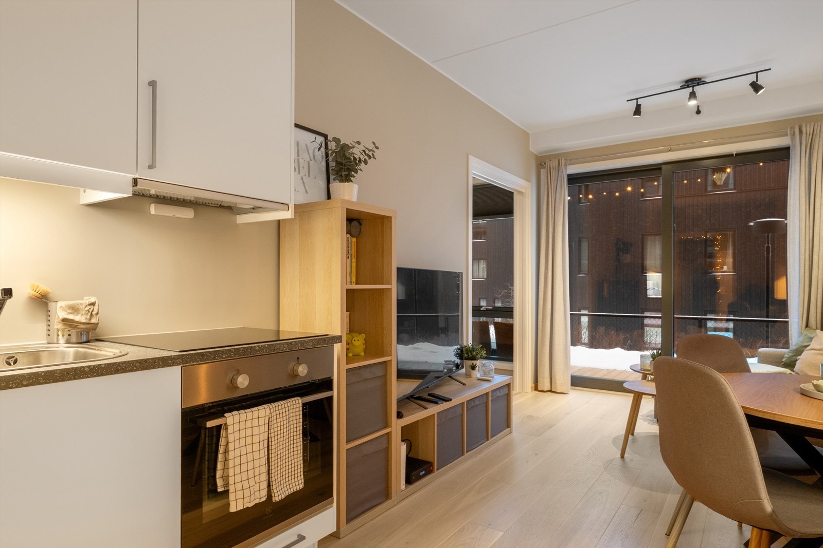 Det moderne kjøkkenet ligger i åpen løsning til stue som skaper en perfekt arena for samvær og underholdning mens måltidene tilberedes. Galleribilde