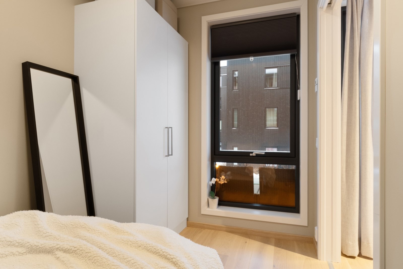 Soverommet er, i likhet med resten av leiligheten, malt i en tidsriktig og moderne fargepalett, og har pen parkett på gulvet. Galleribilde