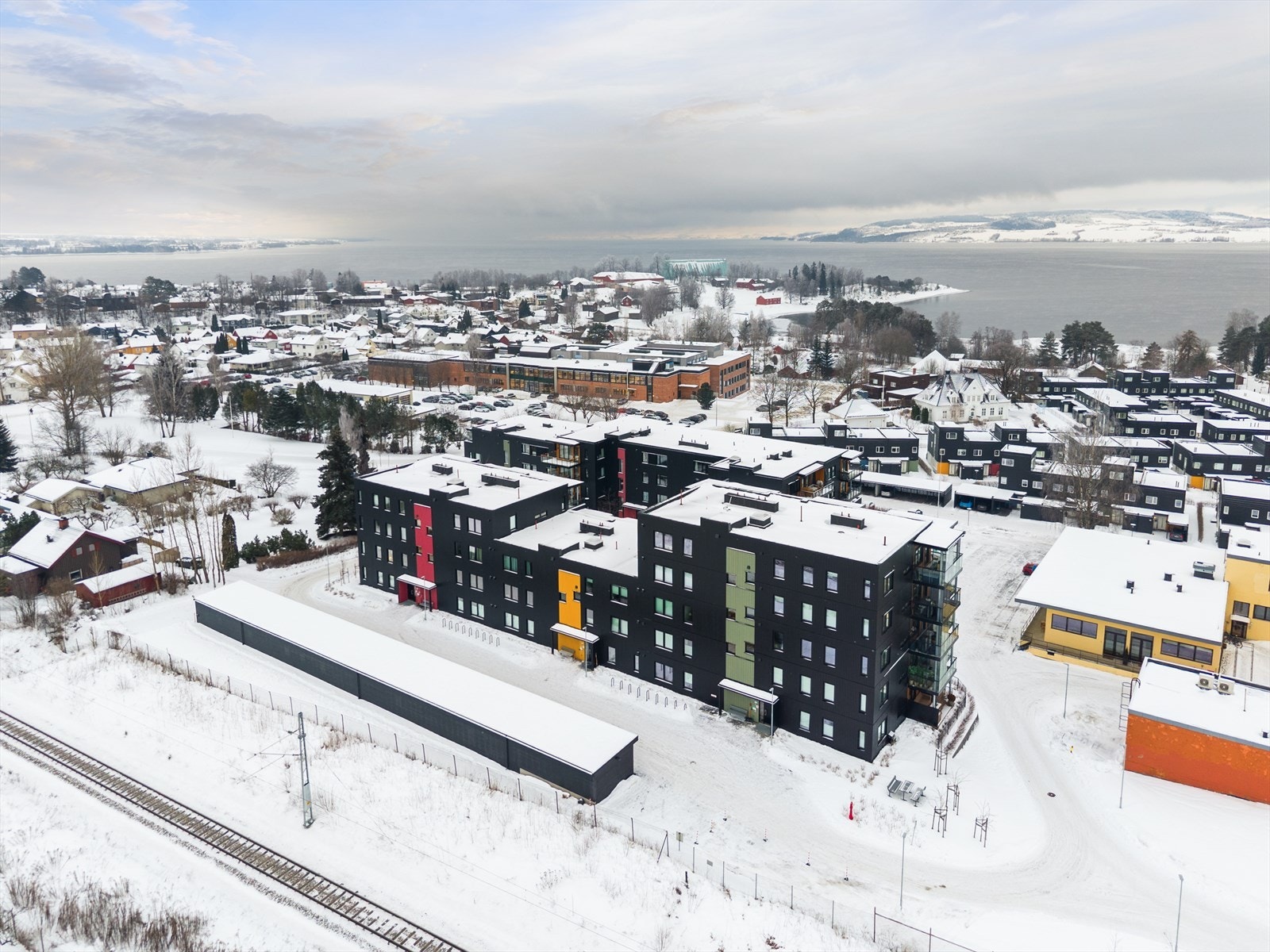 Fra eiendommen er det ca. 4 minutters gange til nærmeste bussholdeplass. Galleribilde