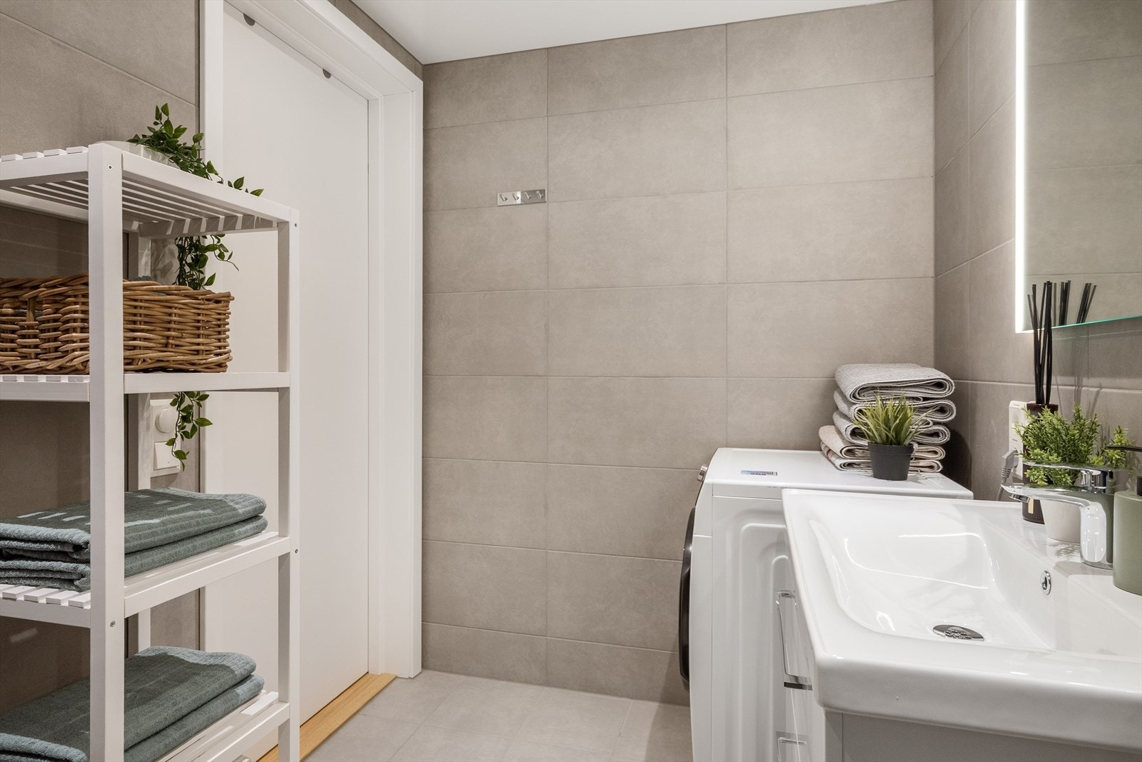 Det er downlights i himling og opplegg for vaskemaskin. Galleribilde