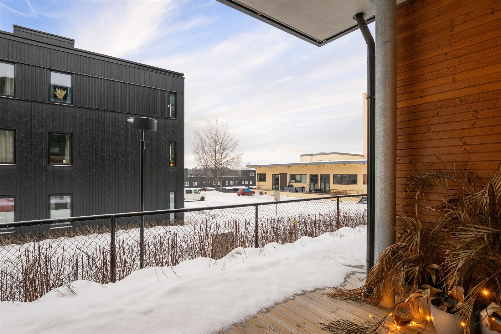 Terrassen har god plass til utemøbler og egner seg godt for hyggelige sammenkomster med venner og familie. Galleribilde