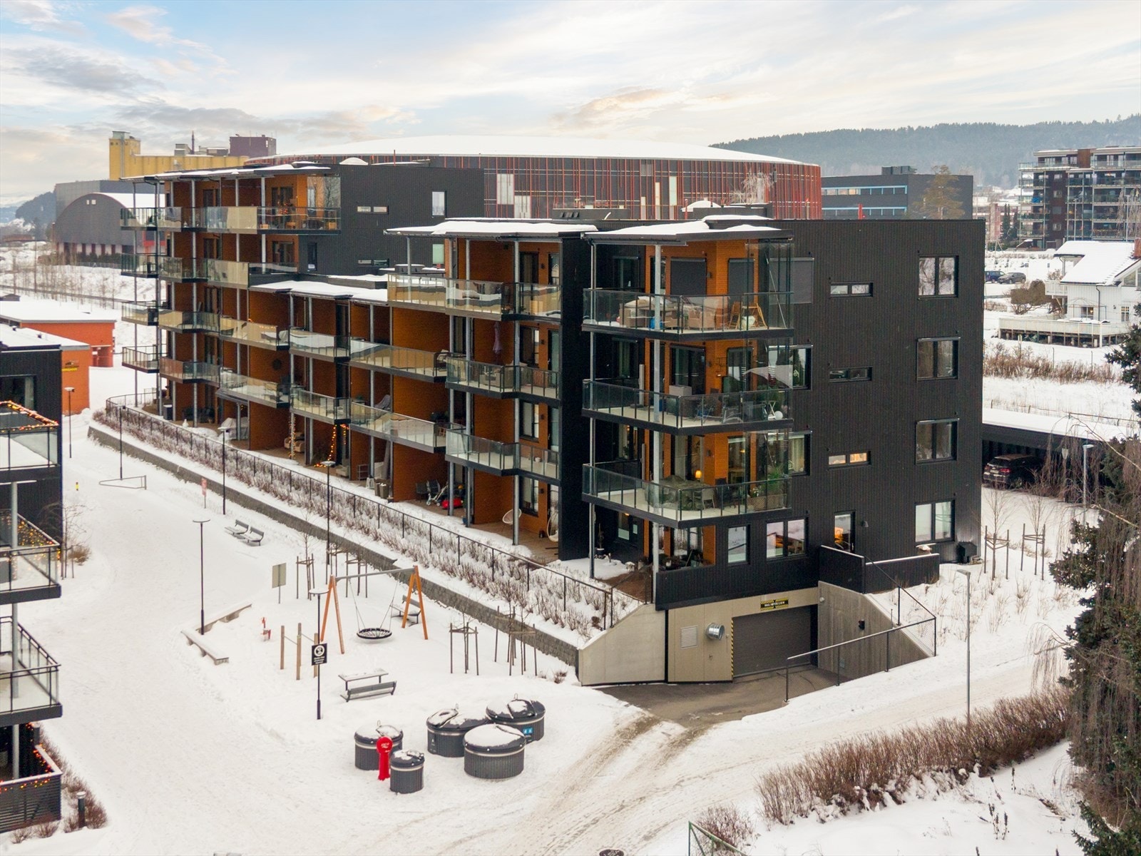 Sameiet disponerer en pent opparbeidet fellestomt med velstelte plenarealer, prydbusker og øvrig beplantning som bidrar til et trivelig bomiljø. Galleribilde