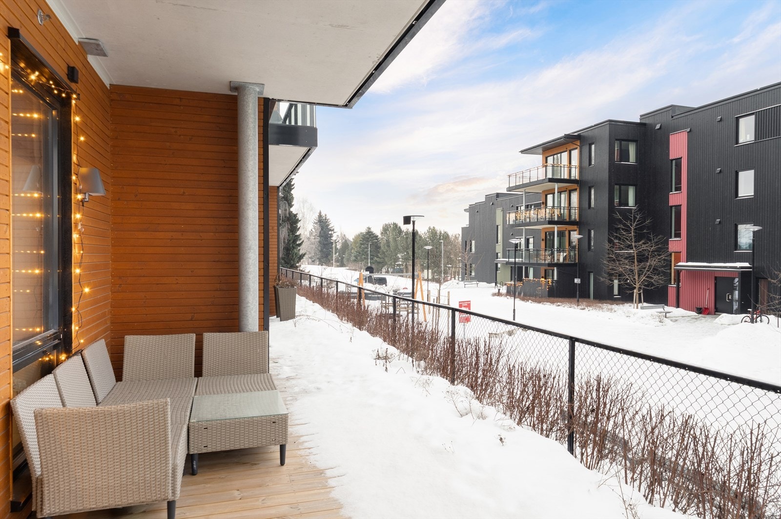 Fra stuen er det direkte utgang til markterrasse på ca. 11 kvm mot syd/vest. Galleribilde