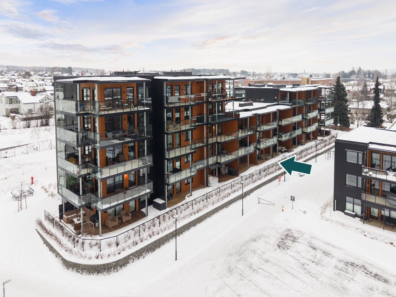 Dette er en lys og moderne 2-roms selveierleilighet fra 2023, praktisk beliggende i byggets 1. etasje. Galleribilde