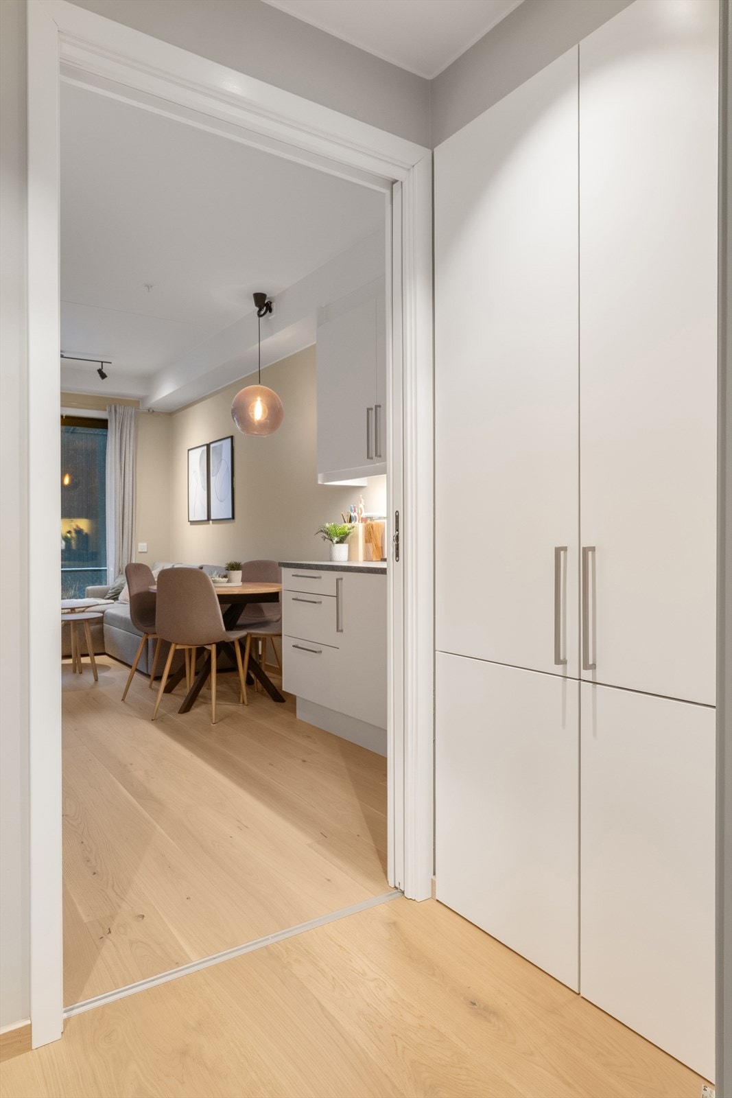 Entréen gir et godt førsteinntrykk, og her er det god plass til oppbevaring av sko og yttertøy i garderobeskap/bod. Galleribilde