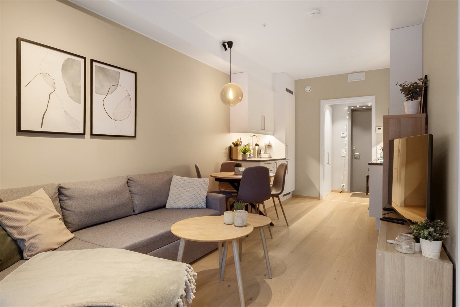 En delikat stue i åpen løsning mot kjøkken. Galleribilde