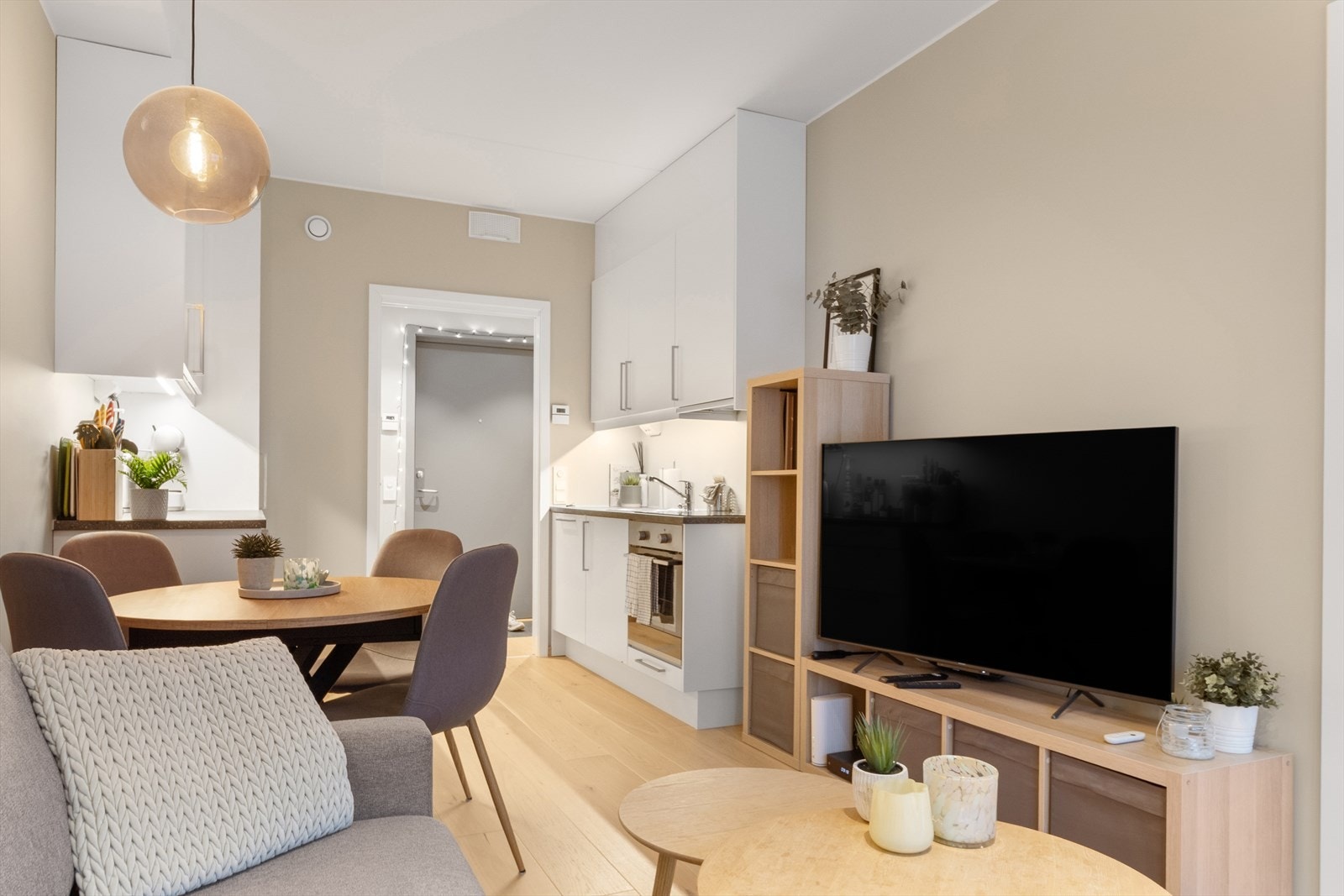 Kjøkkenet er utstyrt med integrerte hvitevarer bestående av induksjonstopp, stekeovn, kjøl-/fryseskap og oppvaskmaskin. Galleribilde