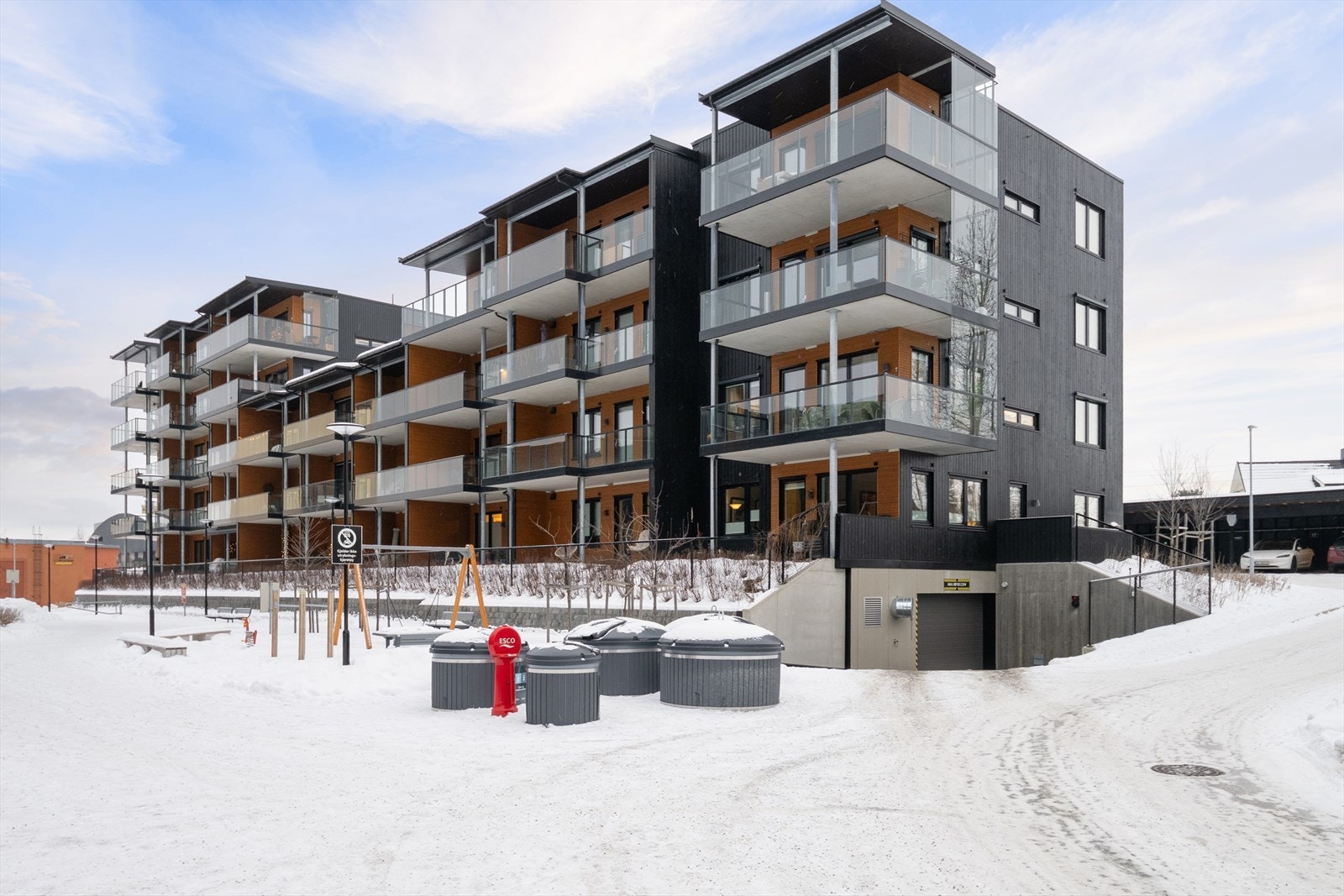 Eiendommen ligger på Nordviken/Martodden, like nord for Domkirkeodden og ca. 2,5 km vest for Hamar sentrum. Galleribilde