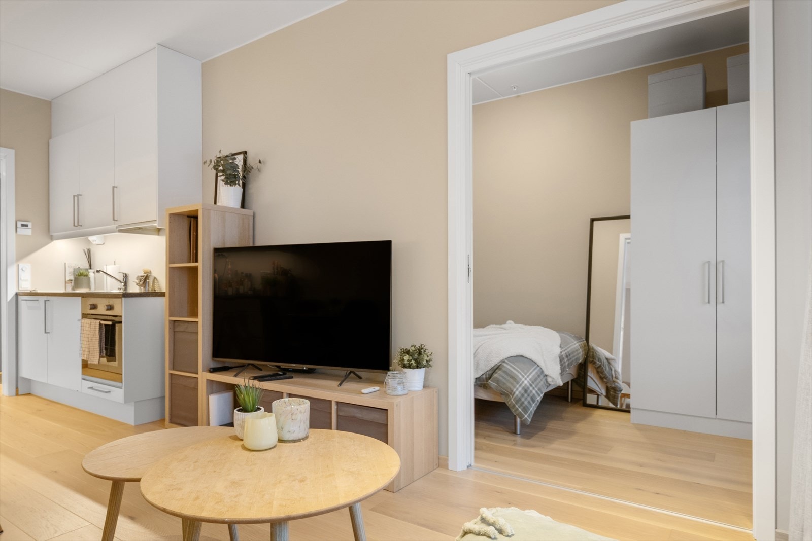 Leiligheten er gjennomgående malt i en tidsriktig og moderne fargepalett, og har pen parkett på gulvet. Galleribilde