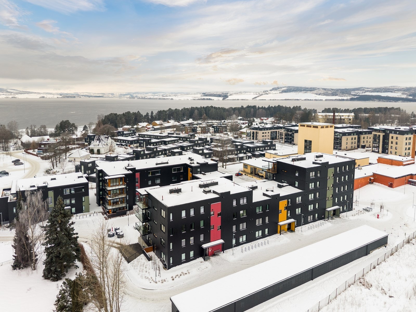 Det er asfaltert adkomst frem til bebyggelsen. Galleribilde