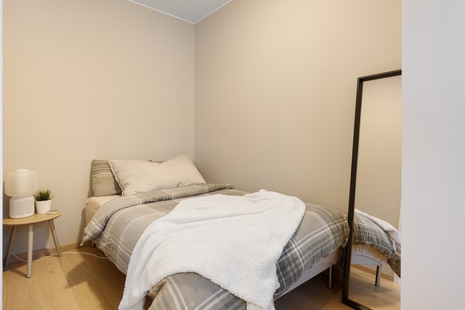 Rommet har god plass til seng, nattbord og øvrig møblement. I tillegg er det garderobeskap som sørger for gode oppbevaringsmuligheter. Galleribilde