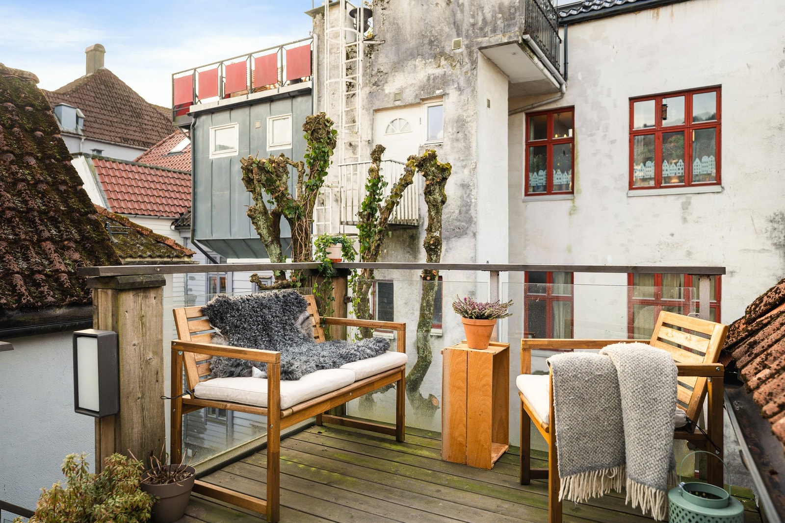 Terrassen er vestvendt og gir en herlig plass å nyte solen på i sommerhalvåret. Galleribilde