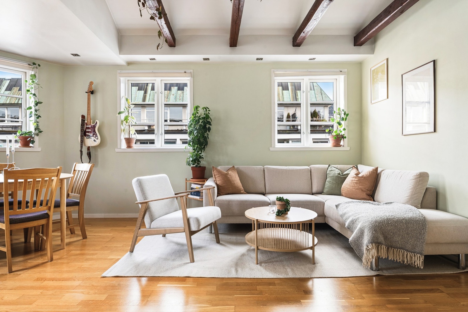 Stue og kjøkken er samlet i en åpen og sosial løsning som gir god romfølelse. Galleribilde