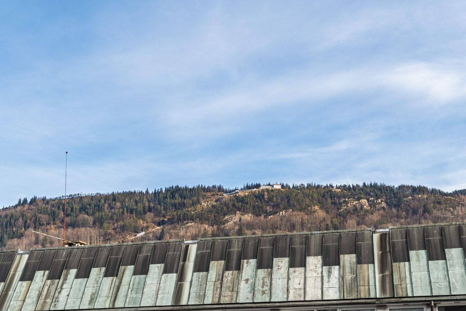 Fra takvinduet på hemsen har flott utsikt til Fløyfjellet. Galleribilde