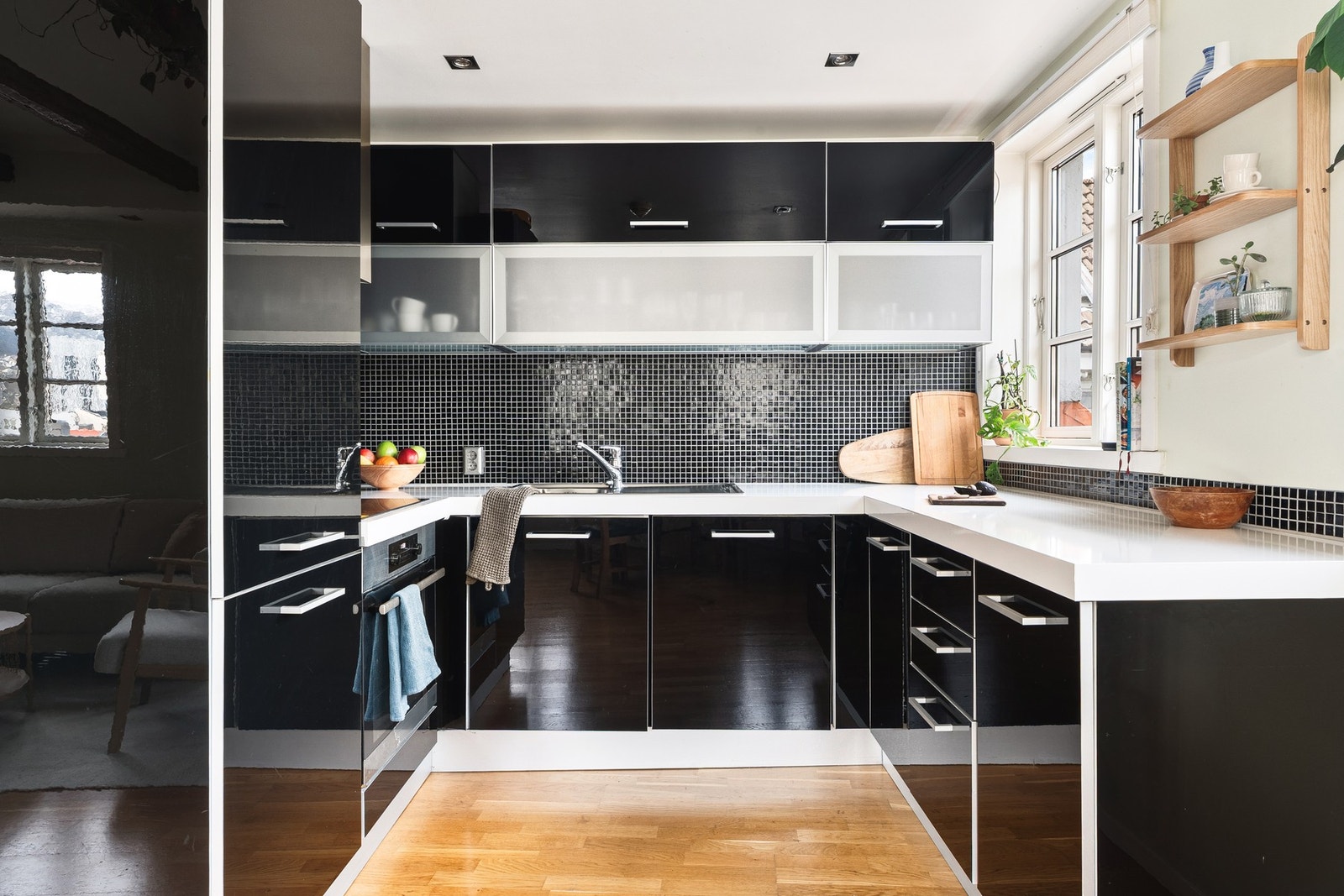 Løsningen er praktisk og effektiv med gode arbeidsflater. Galleribilde