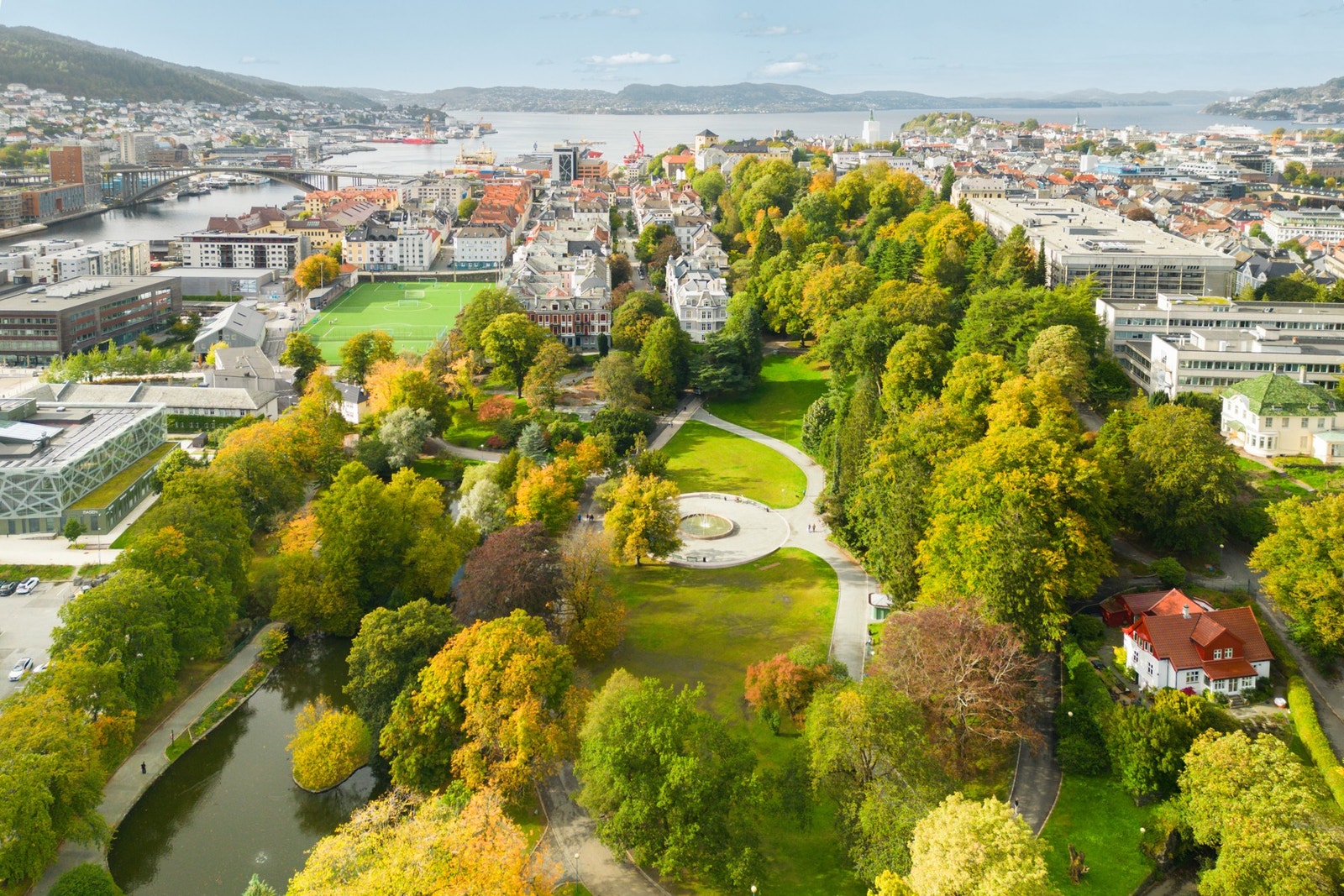 På fine dager er nedre del av Nygårdsparken et yndet mål for grilling og ballspill. Galleribilde
