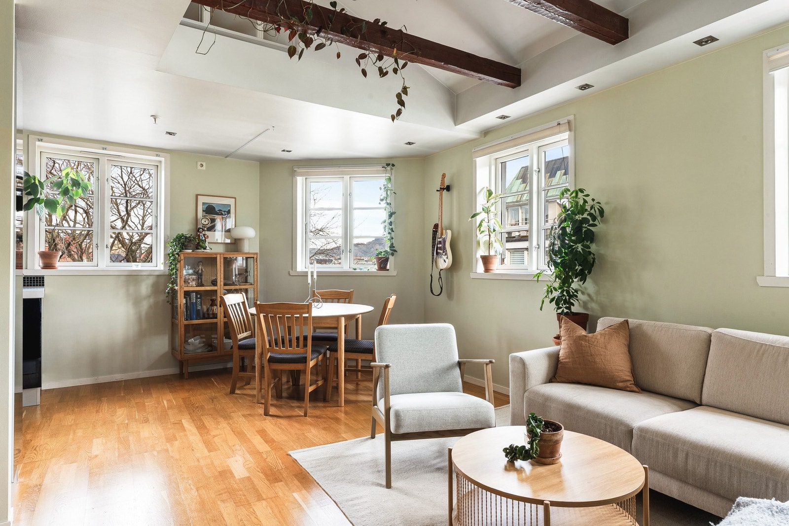 Stuen har plass til både sofagruppe og spisebord, og fungerer godt både til hverdags og når man har gjester. Galleribilde