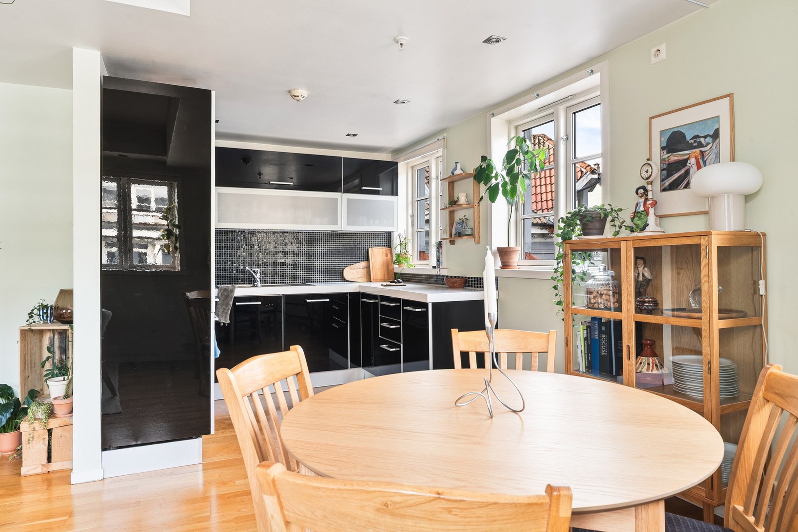 Kjøkkenet har innredning med slette fronter, laminert benkeplate og integrerte hvitevarer som platetopp, stekeovn, oppvaskmaskin samt kjøl og fryseskap. Galleribilde