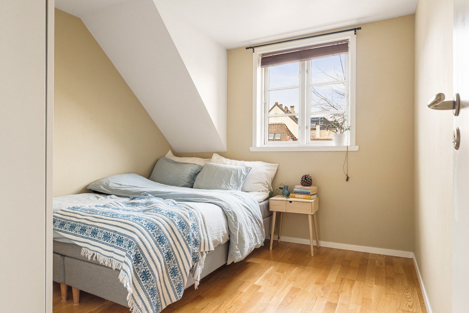 Leiligheten har to soverom av god størrelse, begge med plass til seng og nødvendig møblement. Galleribilde