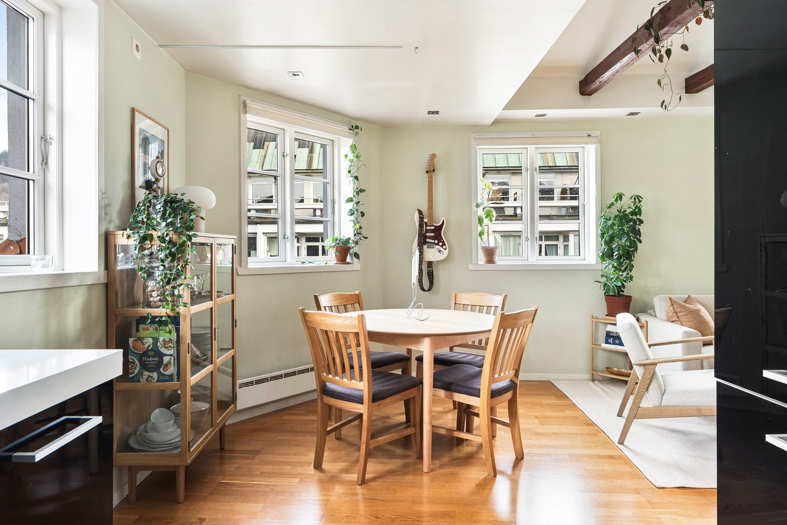 Toppetasje og hjørnebeliggenhet gir åpen utsikt og en luftig atmosfære Galleribilde