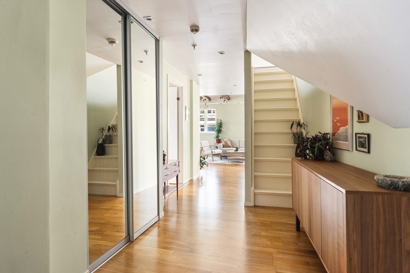 Her får du et oversiktlig førsteinntrykk av boligen og enkel adkomst til leilighetens øvrige rom. Galleribilde