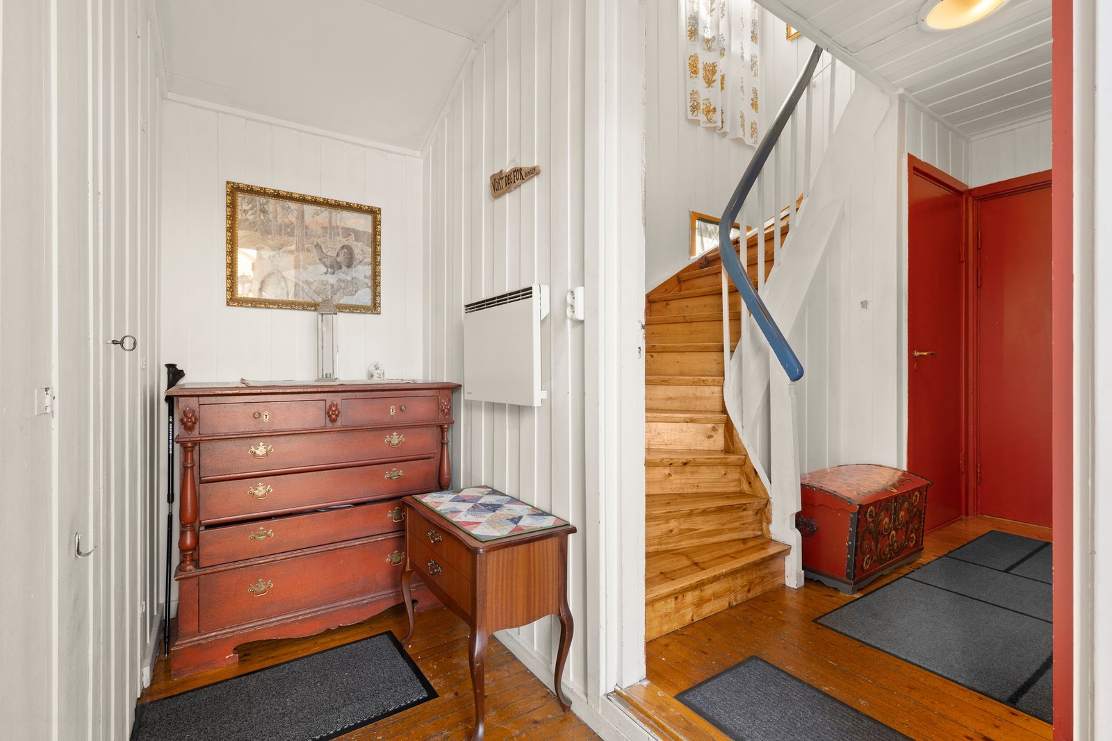 Innbydende felles entré med god plass til oppbevaring og adkomst til øvrige etasje. Galleribilde