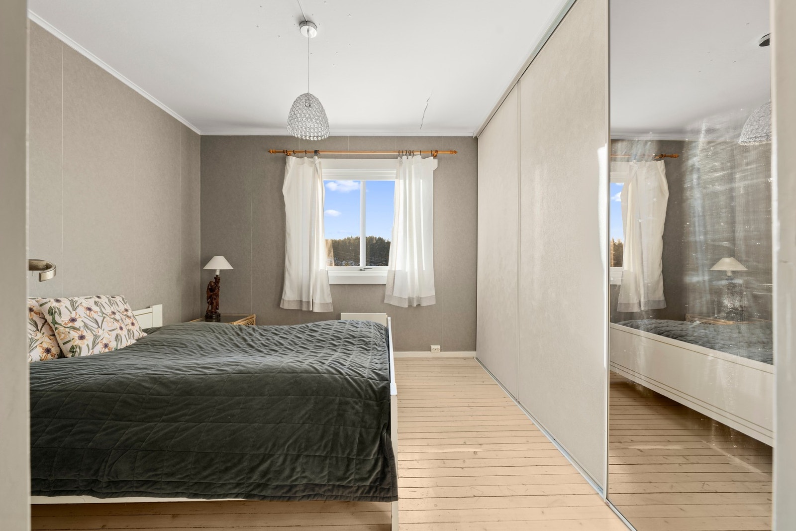 Soverom 1 er romslig med plass til dobbeltseng, nattbord og garderobeløsning. Galleribilde