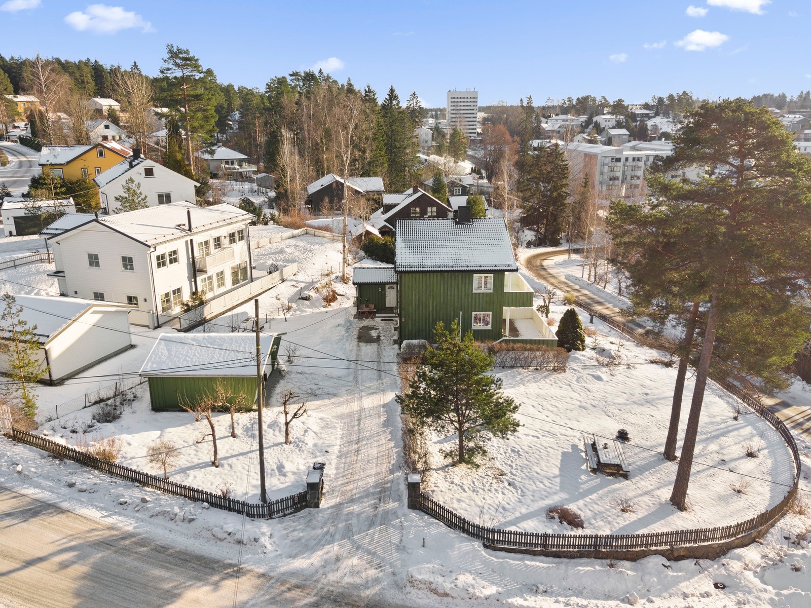 Dronebilde over eiendommen og nabolaget. Galleribilde