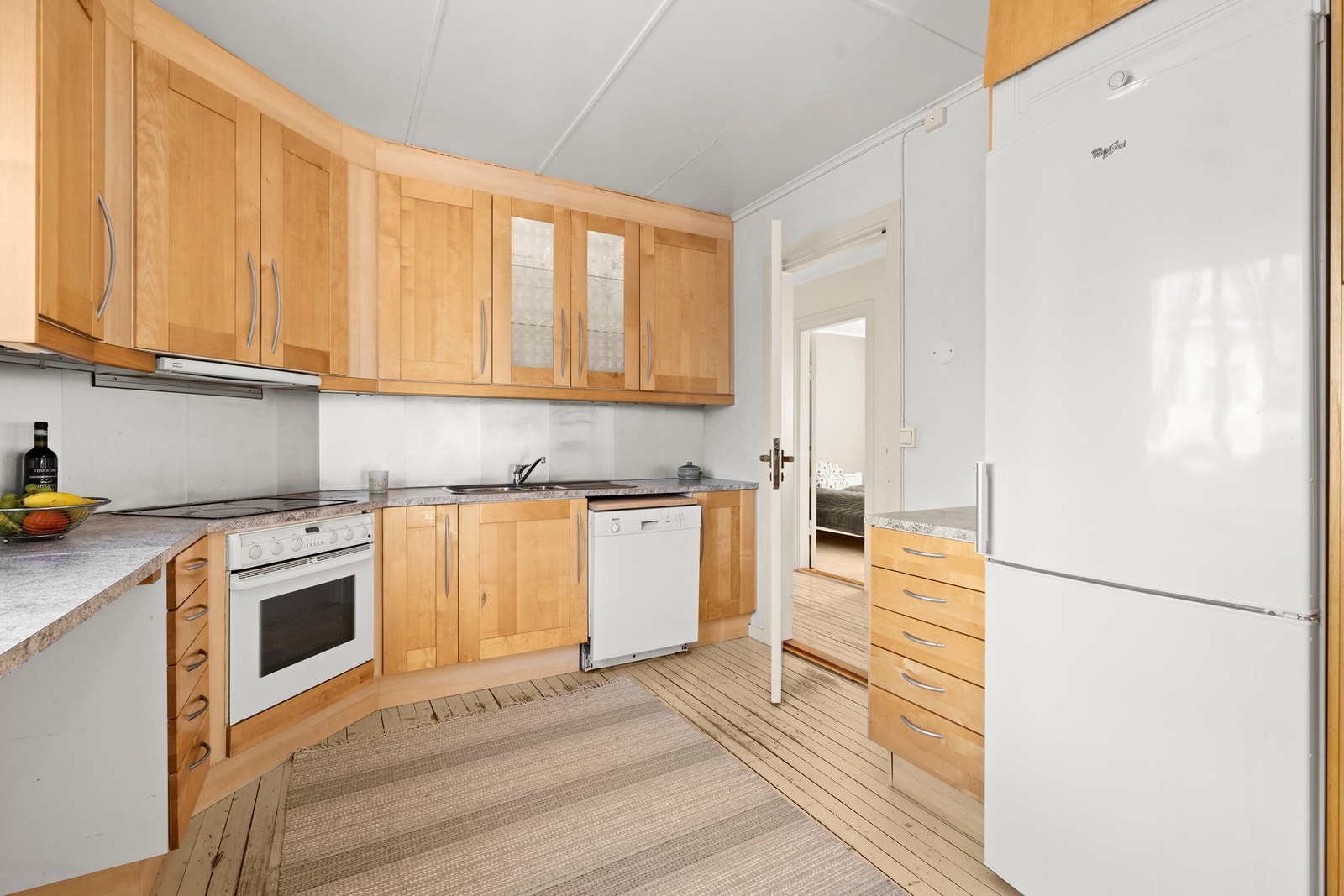 Romslig kjøkken med rikelig skap- og benkeplass samt integrert platetopp og stekeovn. Galleribilde