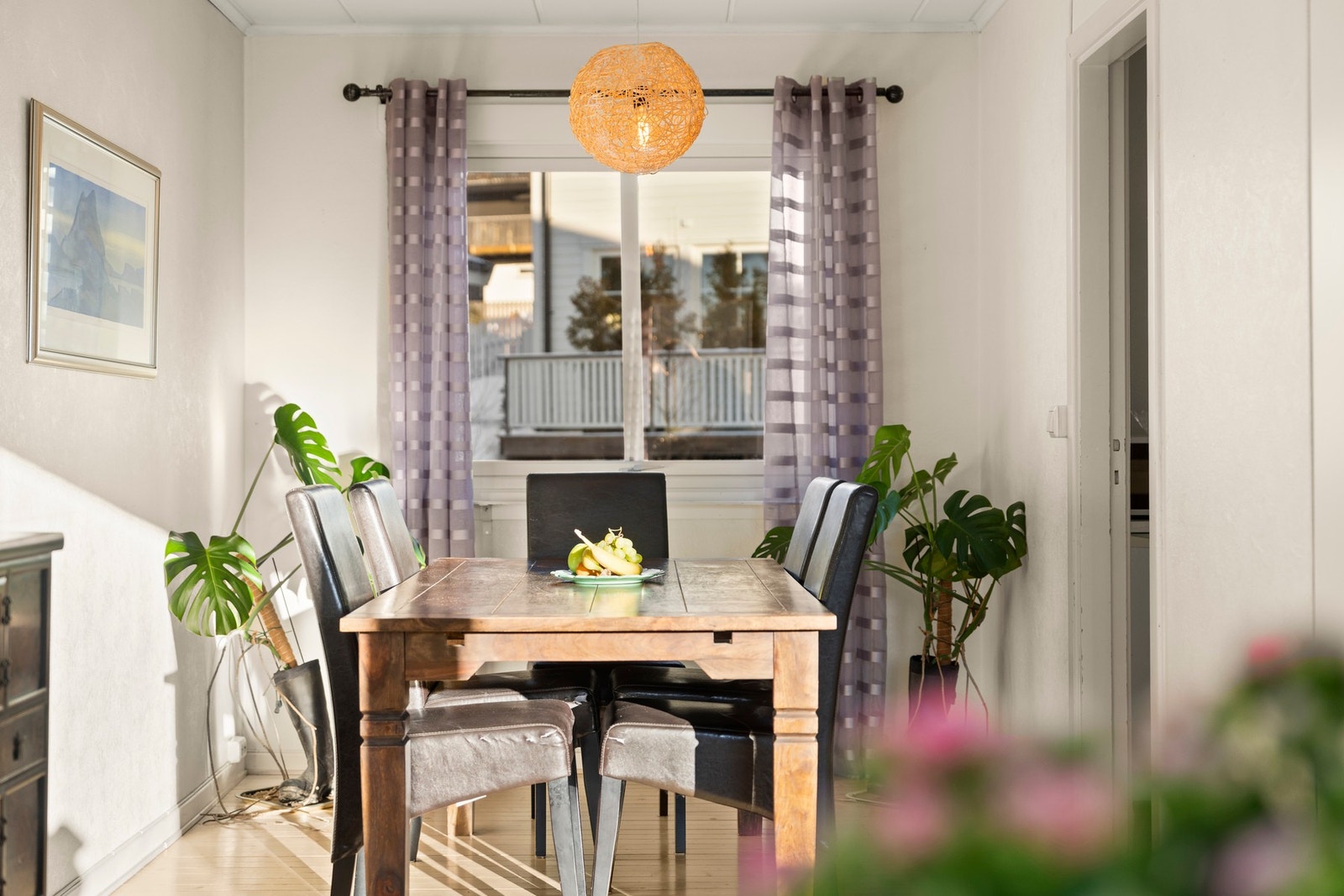 Hyggelig spisestue med naturlig plassering mot stuen. Galleribilde