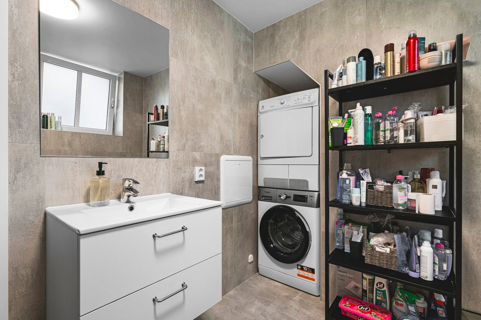 - Badet i 2.etasje er fra 2014 og har flislagte overflater og varmekabler i gulv - Galleribilde