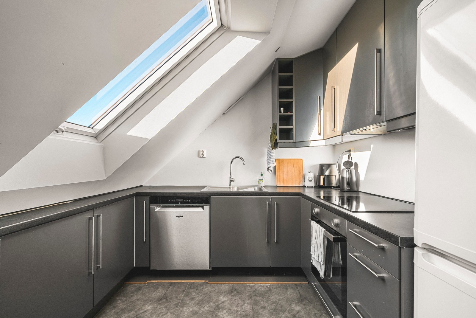 - Kjøkkenet på loftet har lik utførelse som 2.etasje - Galleribilde
