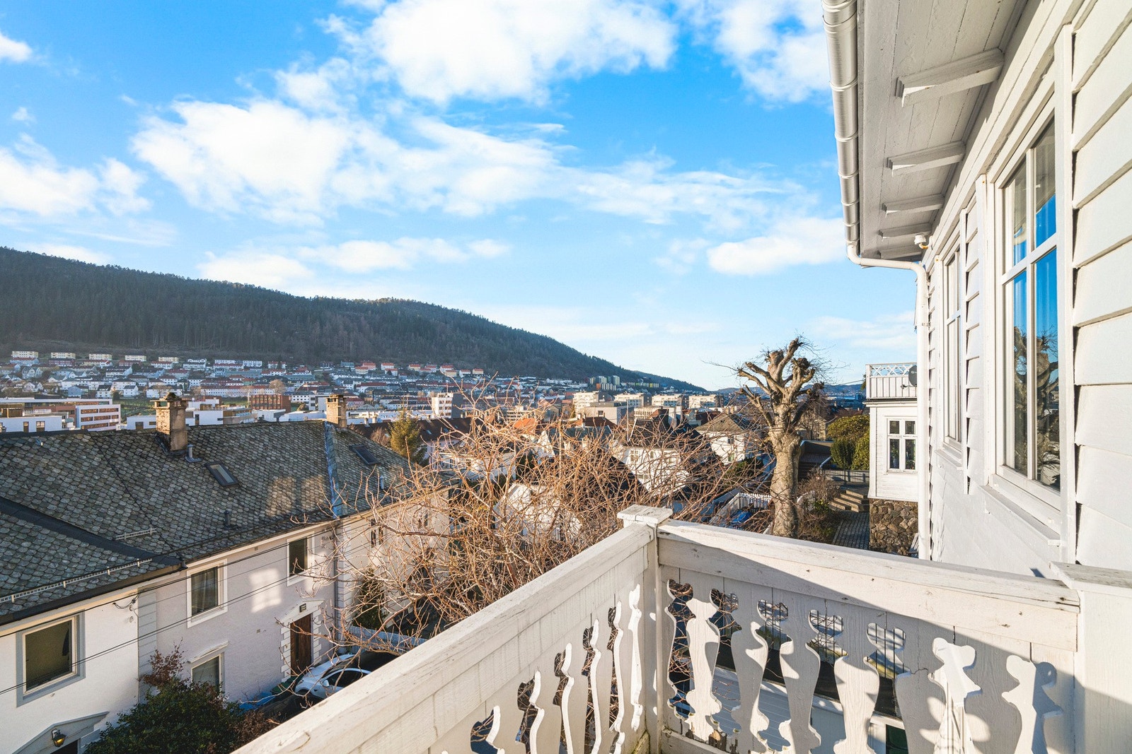 - 2.etasje har en liten balkong med flott utsikt - Galleribilde
