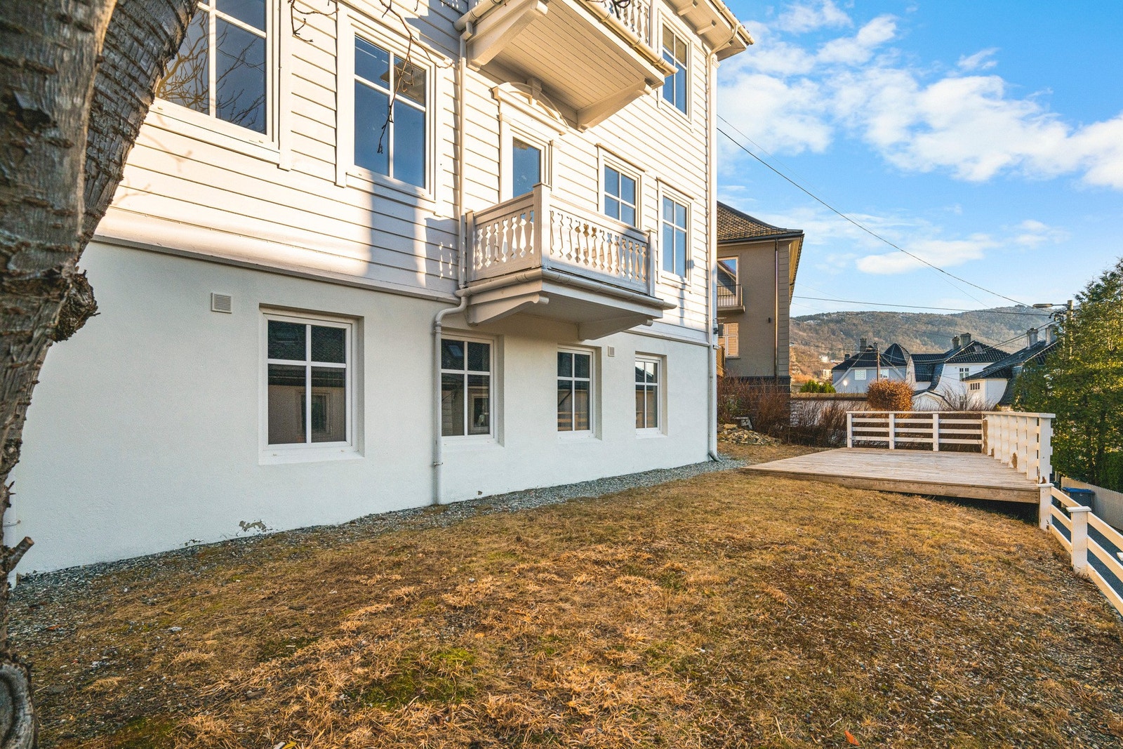 - Leiligheten disponerer også felles utvendig terrasse og hage - Galleribilde