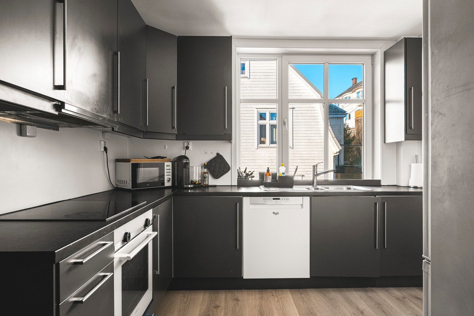 - Kjøkkenet har slette fronter, laminat benkeplate og dels integrerte hvitevarer - Galleribilde