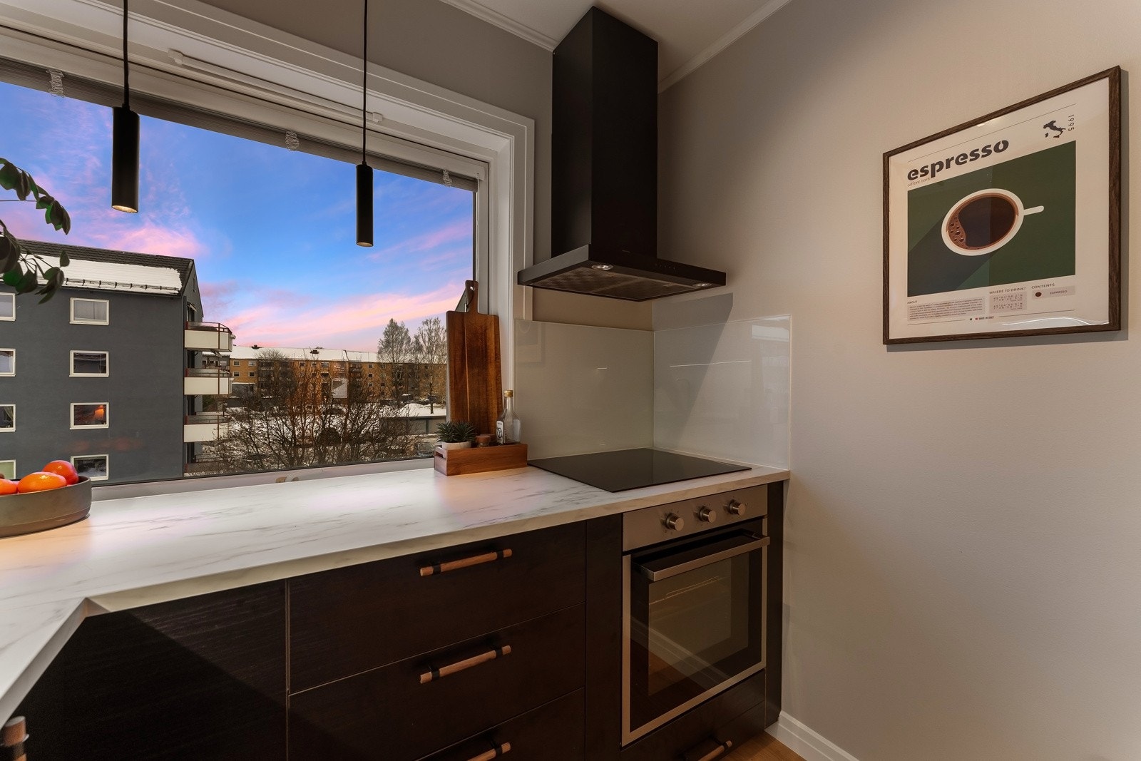 Komplett utstyrt med integrerte hvitevarer. Galleribilde