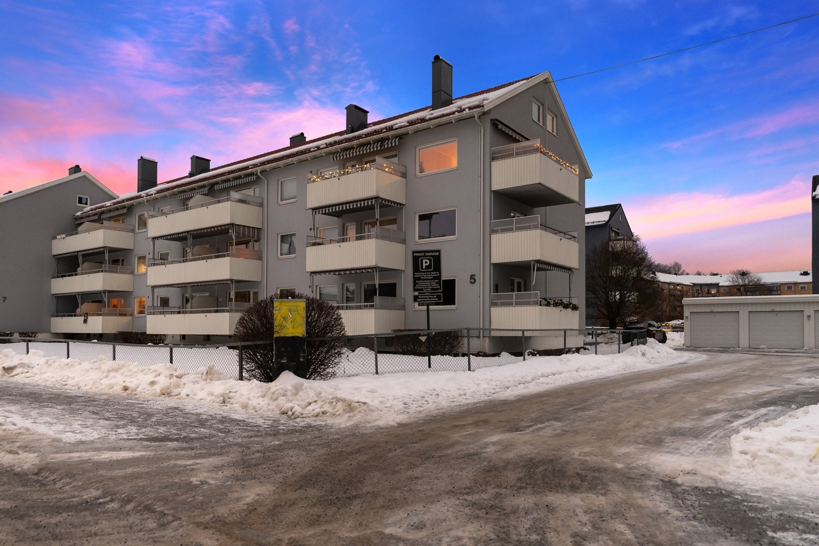 Borettslaget er kjent for sitt gode miljø og ryddige drift, og ligger perfekt til i byen - tilbaketrukket i rolig gate, men med gangavstand til alt. Galleribilde