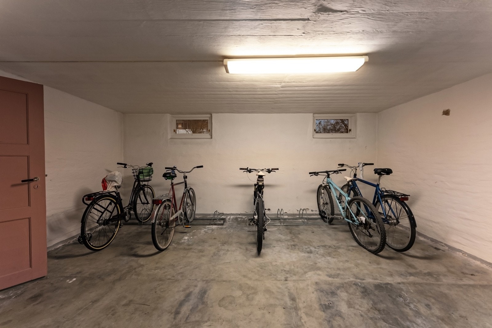 Felles sykkelbod i borettslaget. Galleribilde