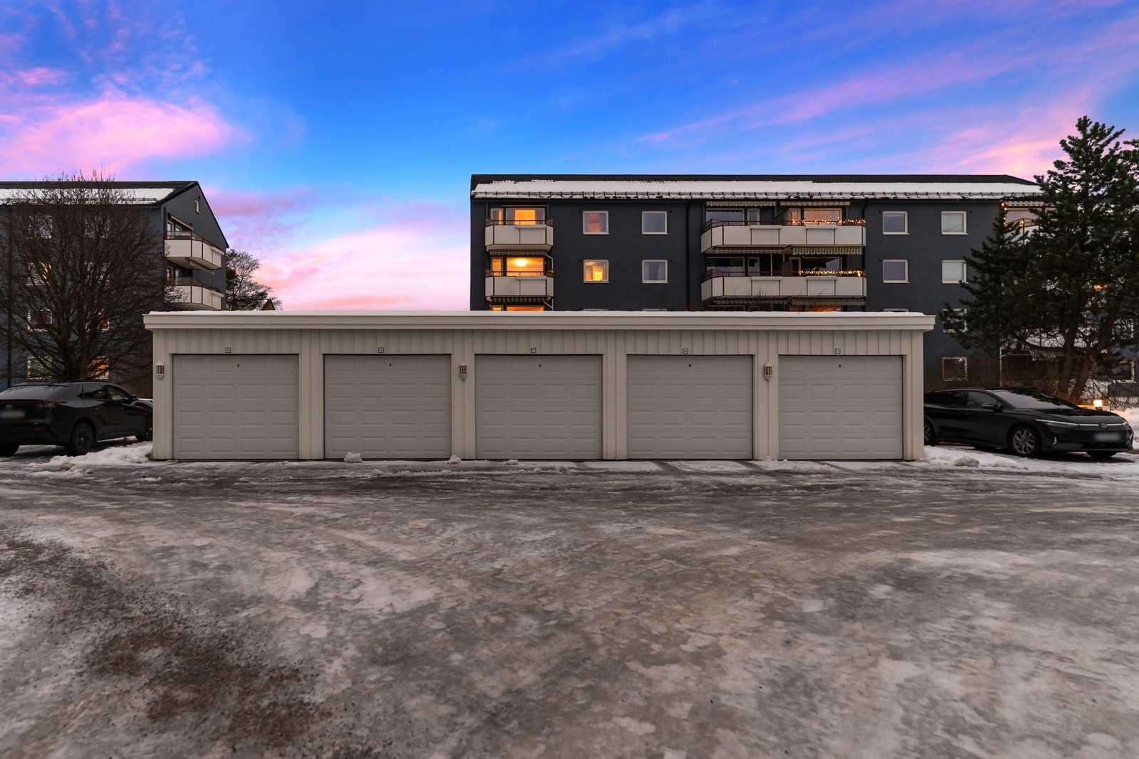 Mulighet for leie av både parkeringsplass og garasjeplass. Galleribilde