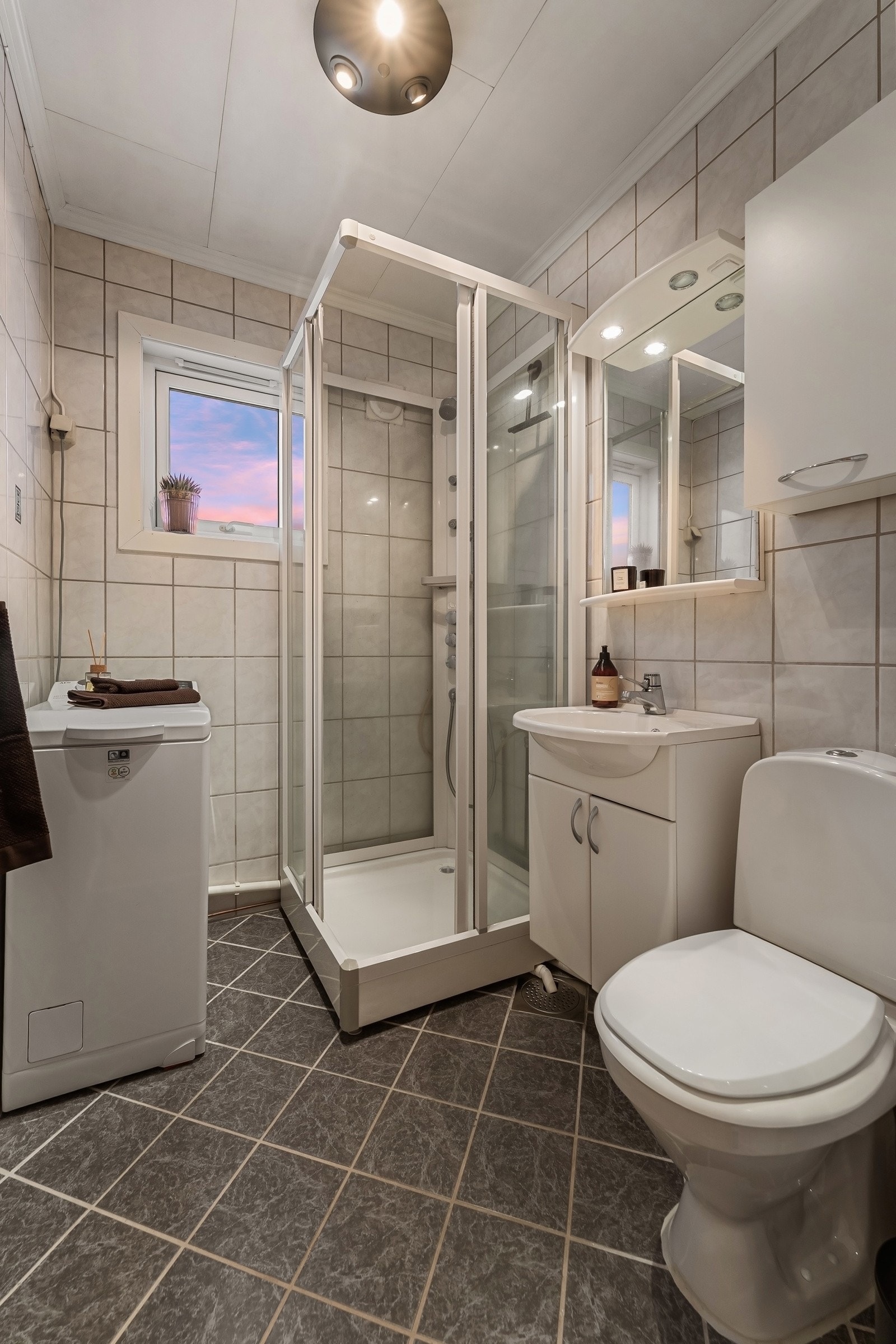 Flislagt baderom med varme i gulvet og opplegg for vaskemaskin. Galleribilde