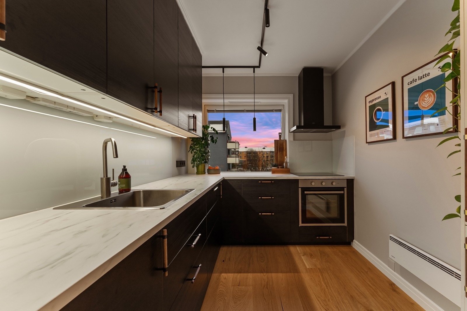 Separat kjøkken med praktisk utforming. Galleribilde