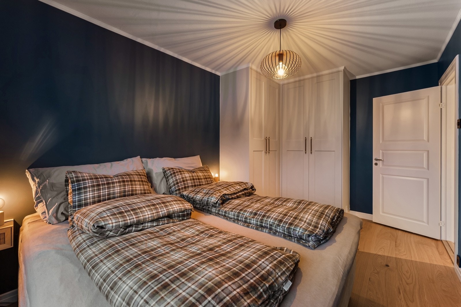 Garderobeskapet medfølger. Galleribilde