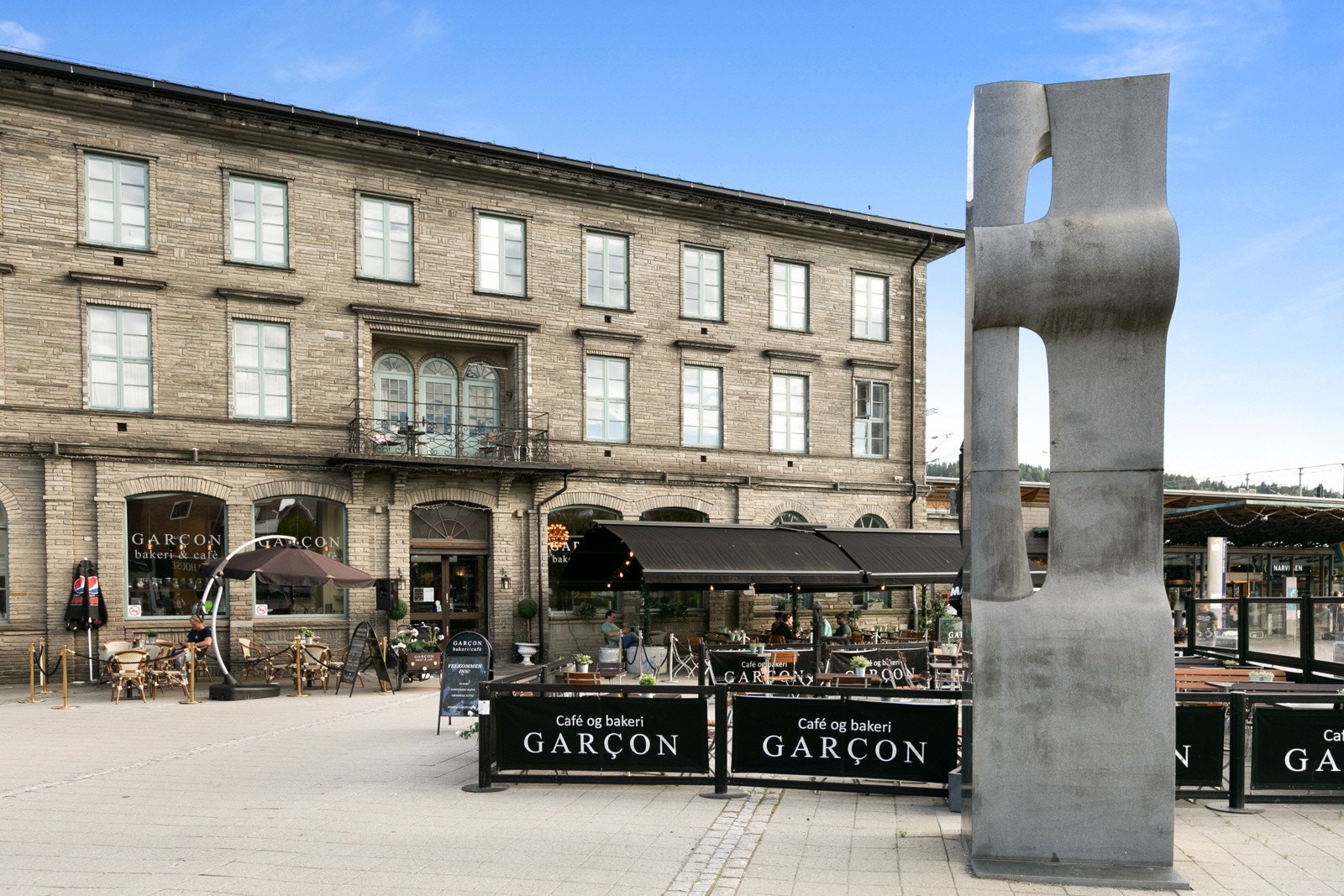 Garcon café ved togstasjonen. Galleribilde