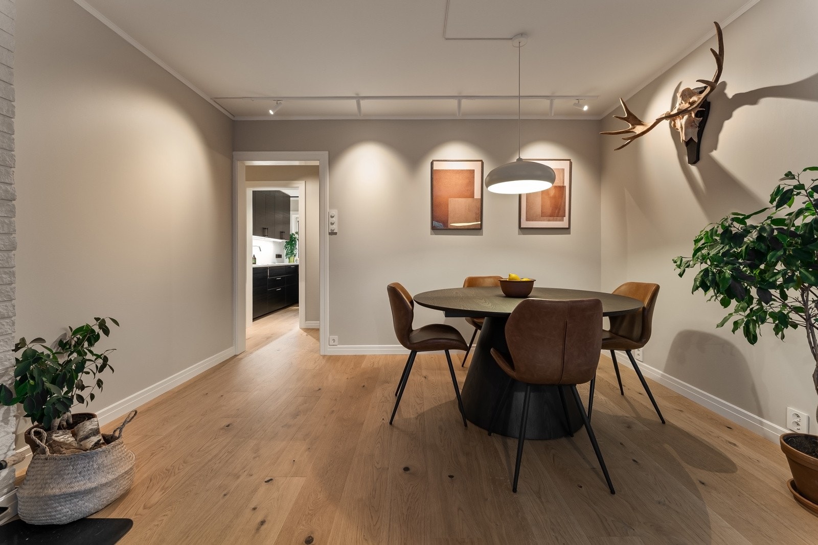 Romslig utforming med god plass til både spisesone og sofagruppe. Galleribilde