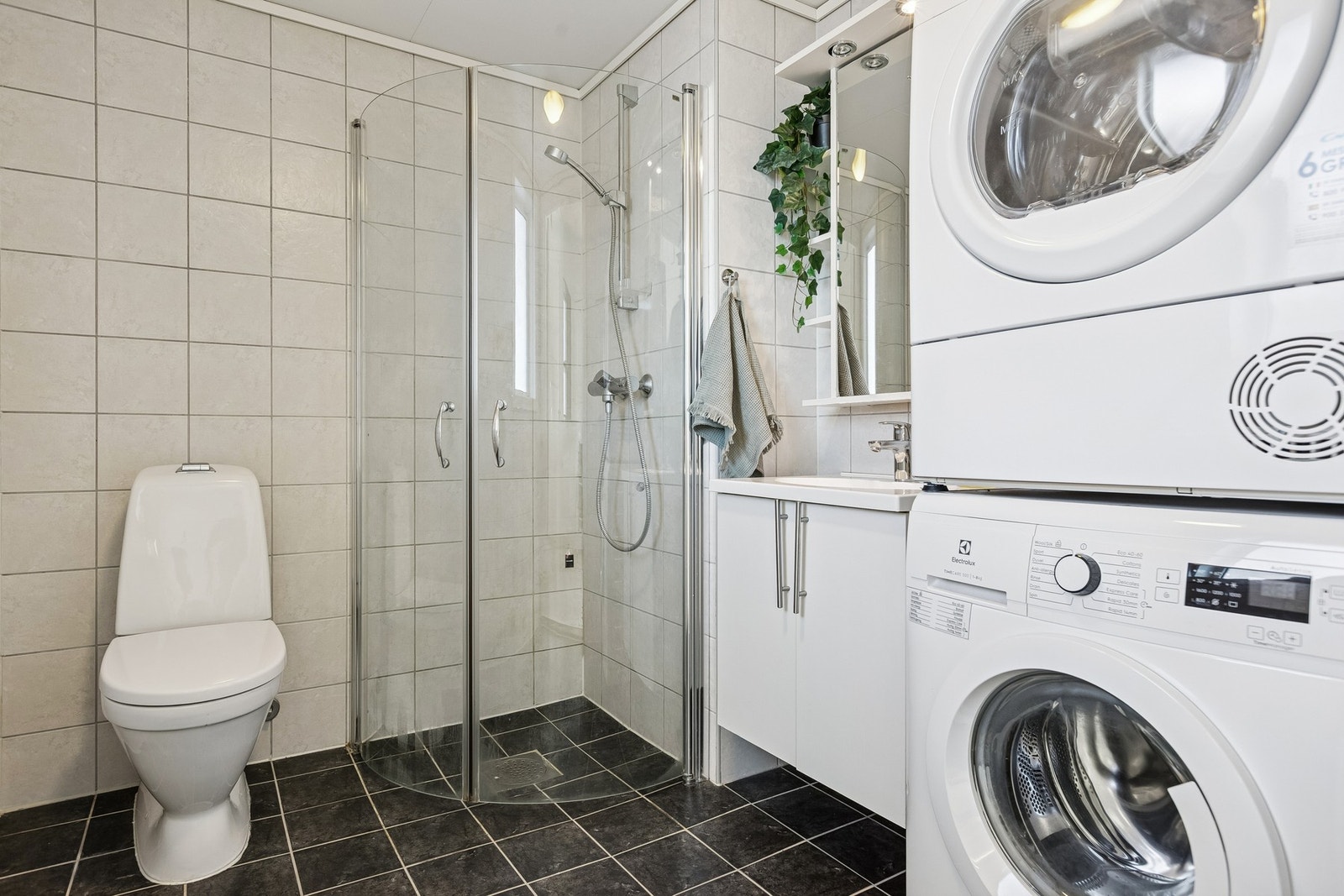 Flislagt bad med opplegg for vaskemaskin Galleribilde