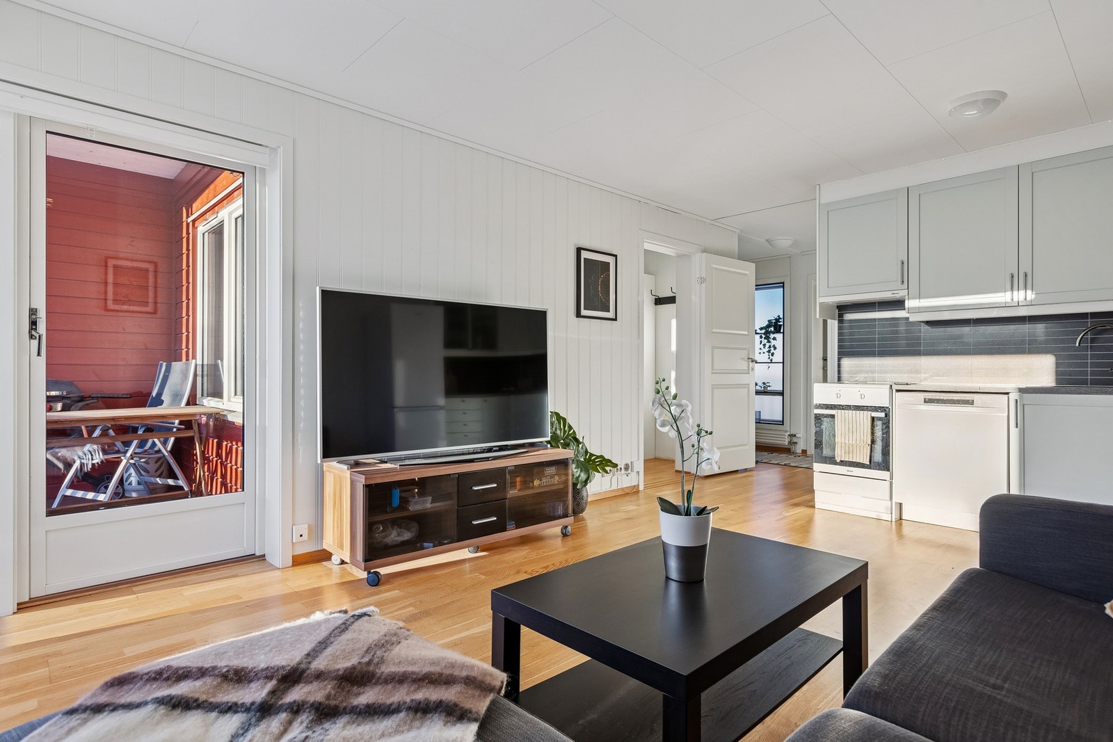 Velkommen inn til lys og trivelig stue. De store vindusflatene slipper inn godt med naturlig lys. Galleribilde