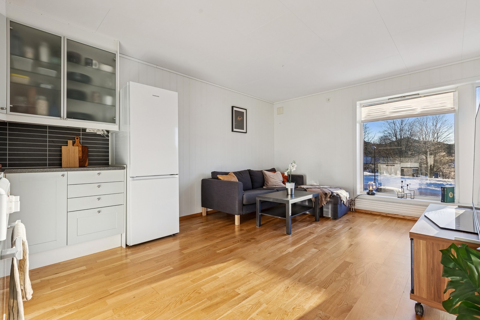 Åpen stue/kjøkken løsning med plass til et spisebord Galleribilde