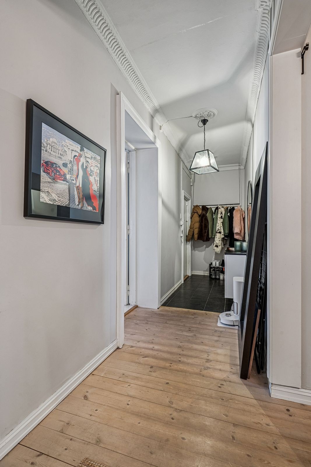 Luftig gang med flislagt entre Galleribilde