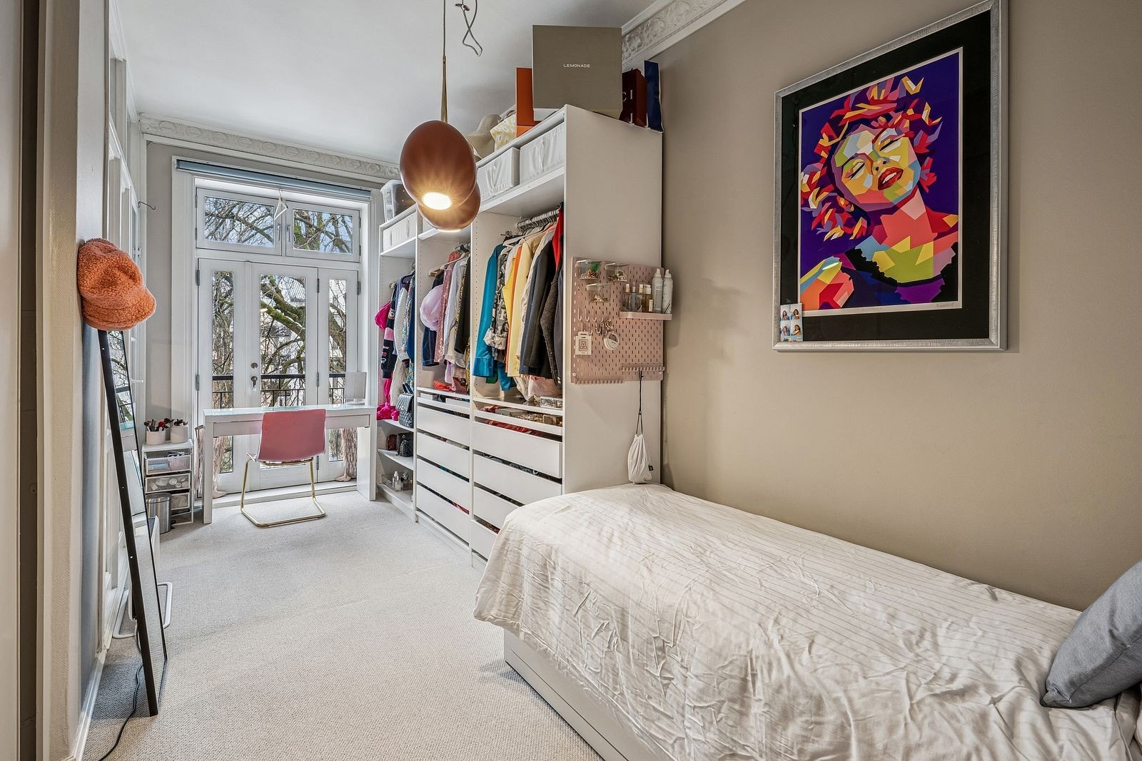 Soverom 2 med fransk balkong som vender mot rolig bakgård Galleribilde